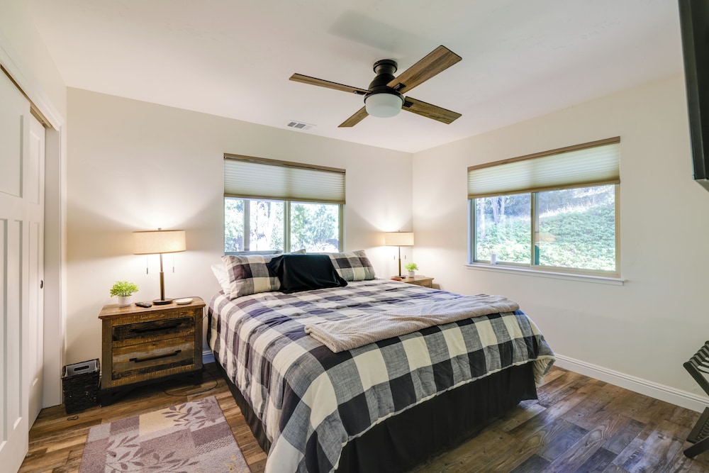 Ski, Hike & Fish: Mtn-view Gem w/ Deck in Tuolumne