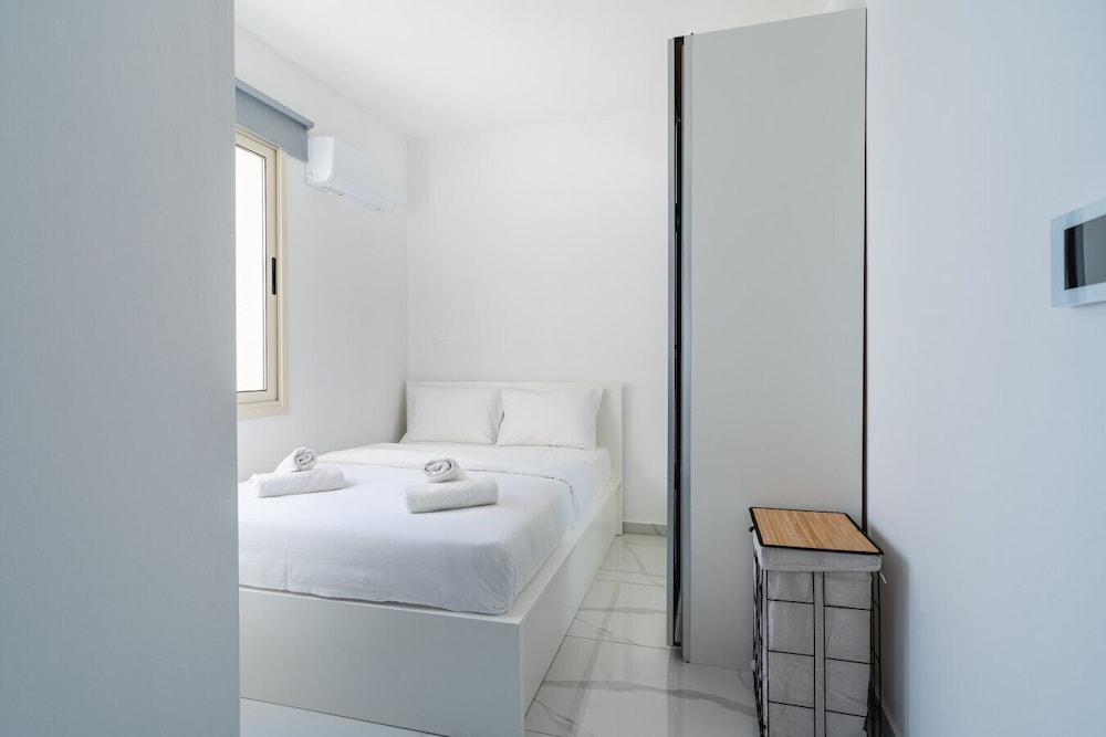 Marble - Studio & Balcony in Larnaca