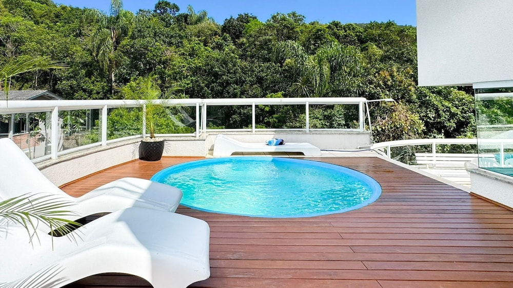 Cobertura com Piscina na praia de Bombas
