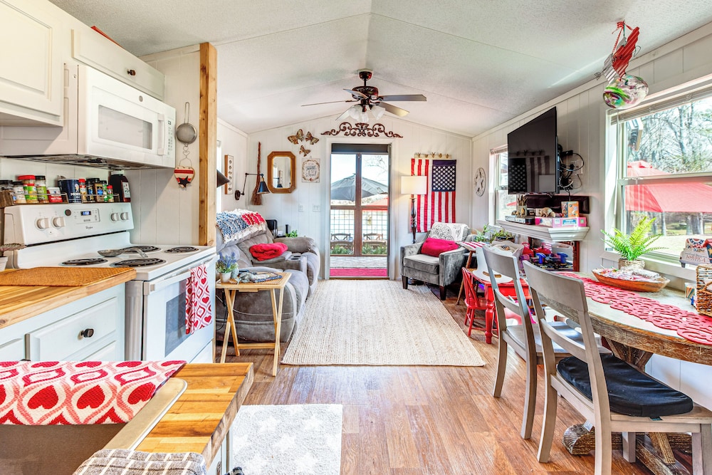 Lakefront Cabin in Brinson: Behind the Moon