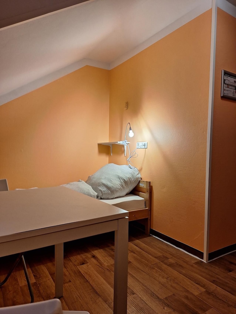 2-Rent Group Hostel Rooms AUB162