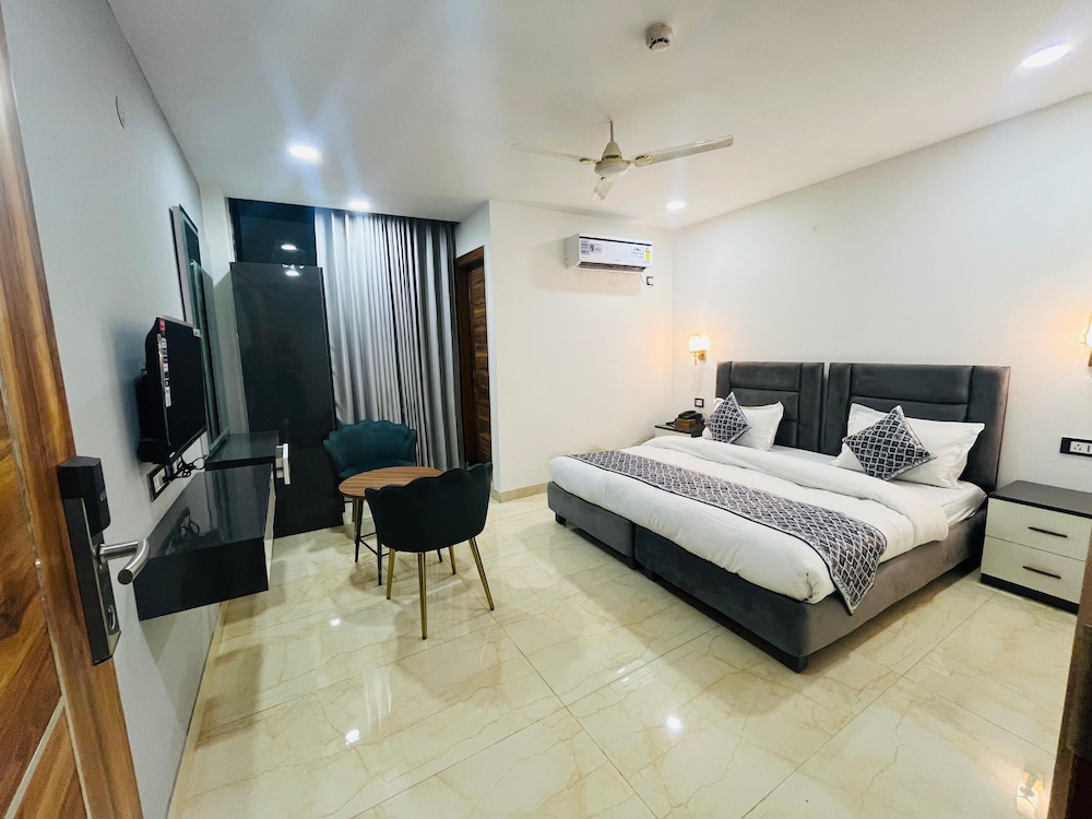 Roomshala 183 Hotel Aroma Chattarpur