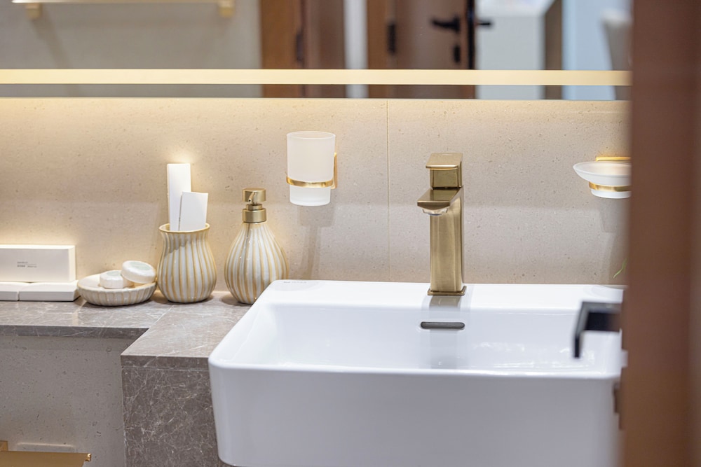 JVC Suites by Hostiva - City View