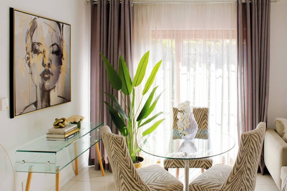 Beautiful 2 Bedroom Apartment Near Monte Casino