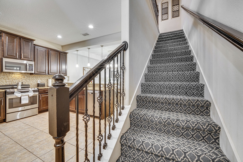 7 Mi to Disney: Davenport Townhome w/ Patio & Pool