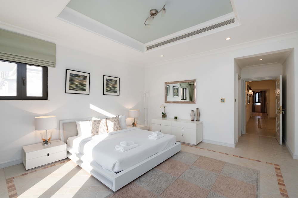 Exclusive 5BR Palm Villa w Private Pool and Beach