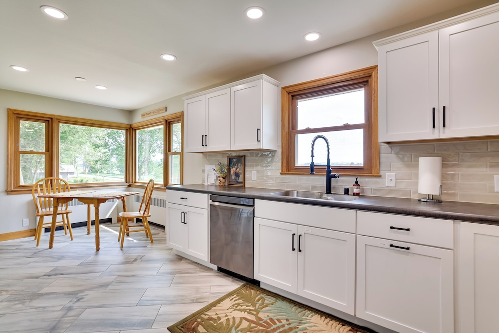 3 Mi to Lake Onalaska: Quaint Home w/ Prairie View