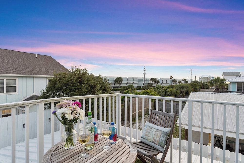 Newly Renovated! 2-min Walk to the Beach The Coastal Cottage by Avantstay