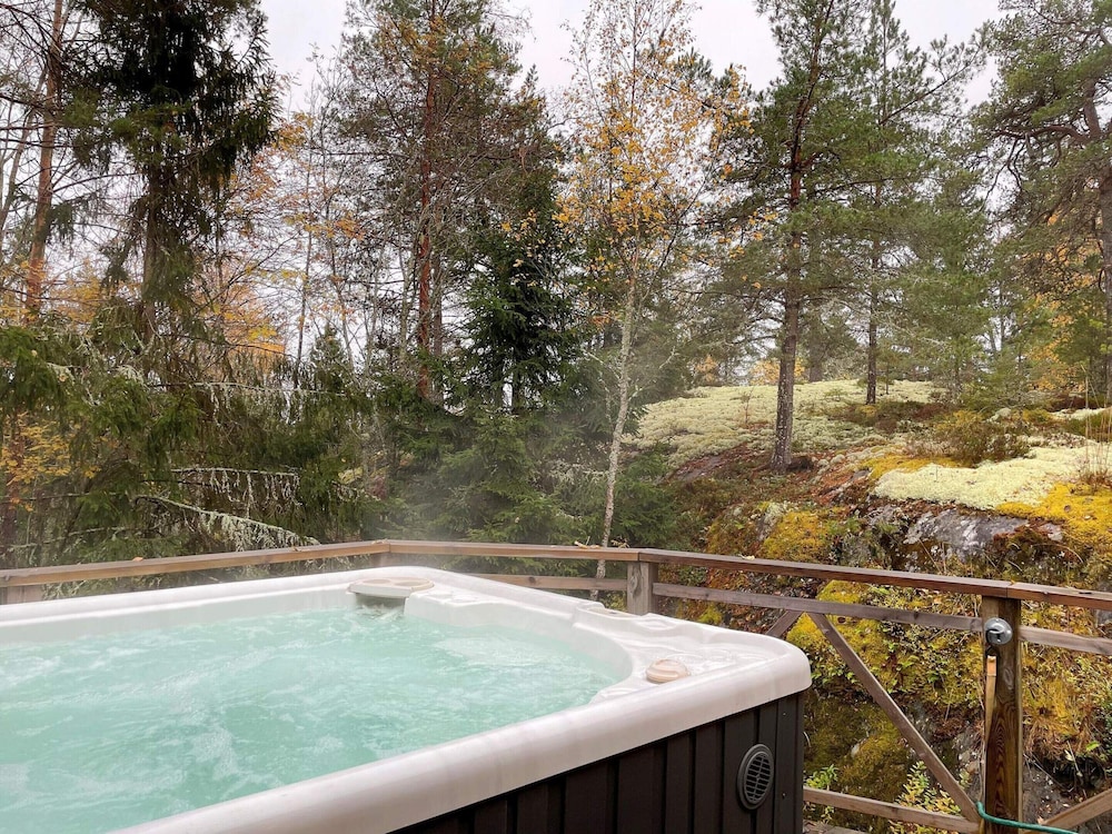 Cozy Forest Hideaway With Hot Tub