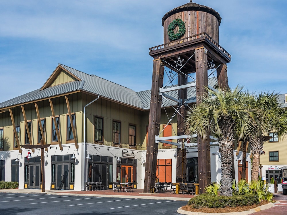 Your Ideal Beach Getaway With Private Pool, Game Room and Close to Beach!