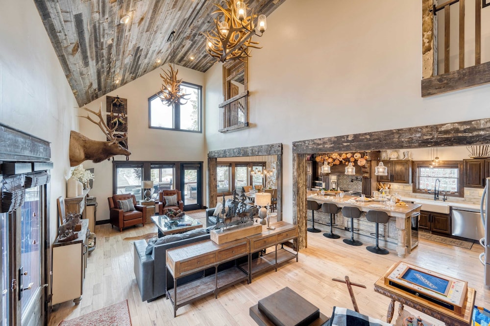 Winterhaven Estate by Avantstay Sleeps 19 Guests Mountain Compound w/ Views, Firepit, Hot Tub