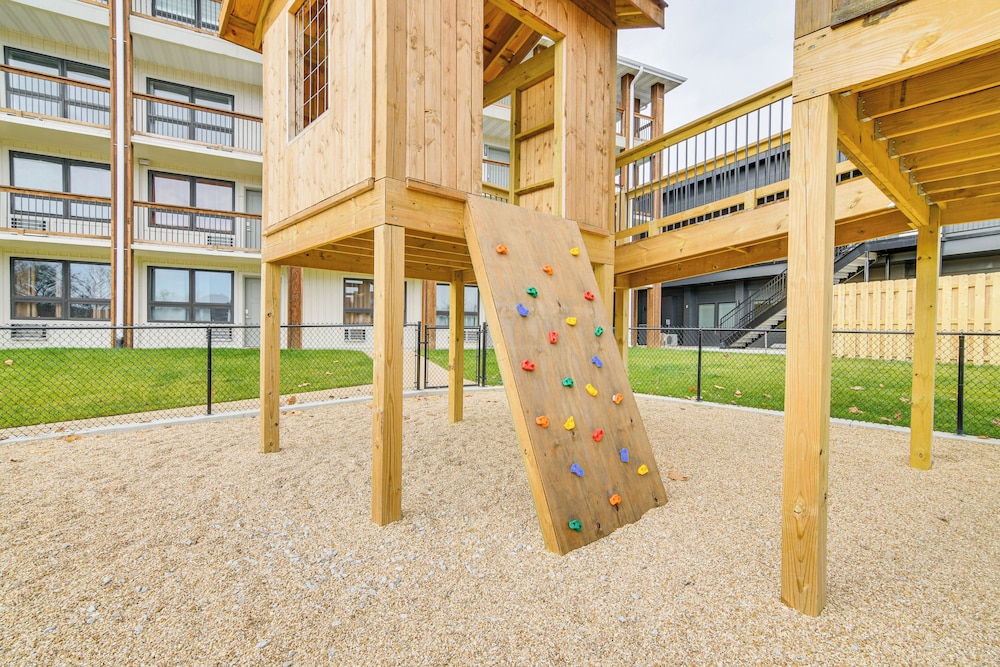 Walk to Branson Landing: Condo w/ Resort Amenities