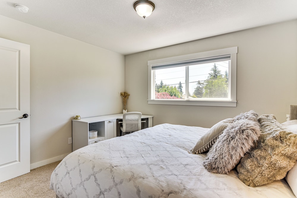 7 Mi to Vancouver Waterfront: Sleek Home w/ Yard!