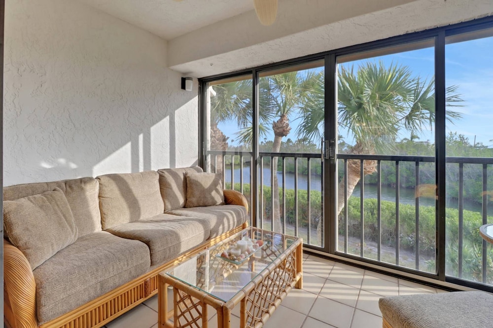 21400 Bay Village Dr 204