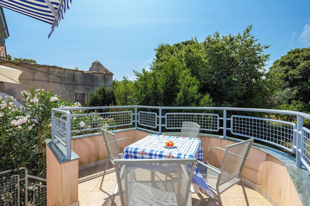 Peaceful Retreat Apartments With Terrace