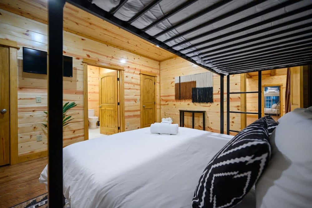 Massive Hochatown Lodge w spa Basketball More