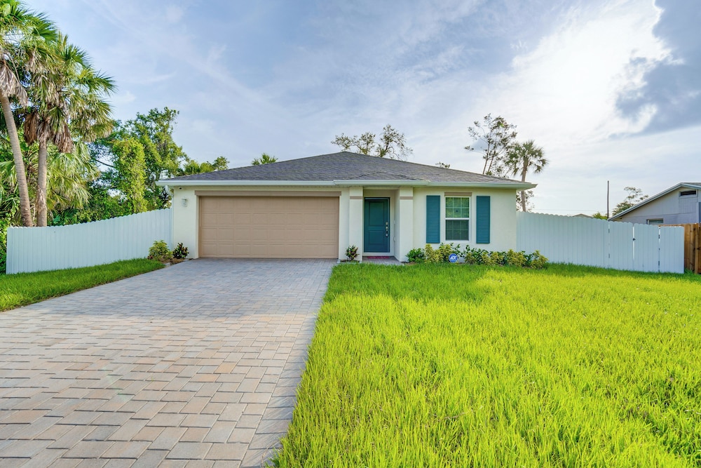 3 Mi to Port Charlotte Beach Park: Home w/ Patio!