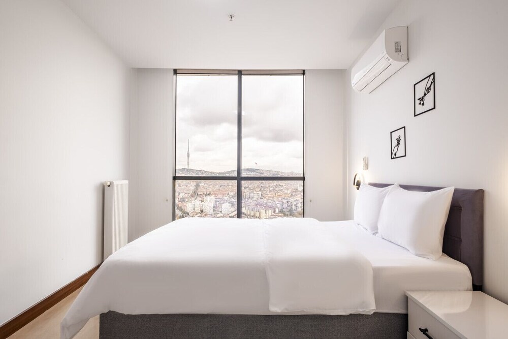 Charming Flat With City View in Atasehir