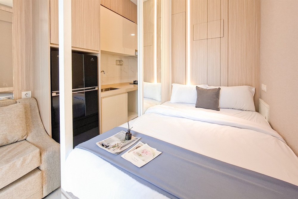 Elegant & Strategic Studio Room At Sky House Bsd Apartment