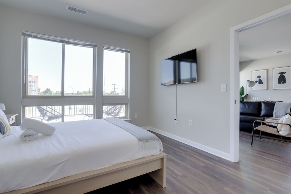 Spacious 2BR Apt with Den W Balcony