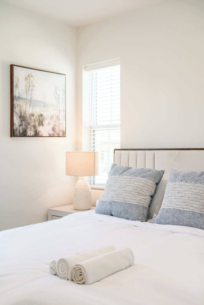 Stylish 3BR Oasis in Palm Desert Near El Paseo Zoo