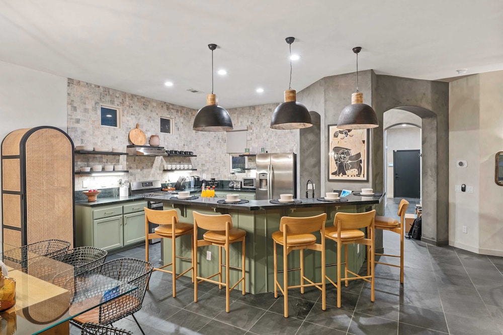 Designer Desert Oasis w/ Pool, Hot Tub, Outdoor Lounge The Riley by Avantstay