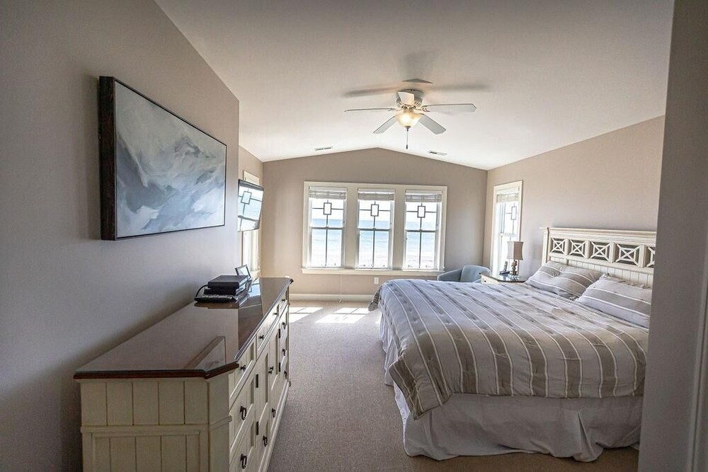R & R By The Sea 4 Bedroom Home by RedAwning
