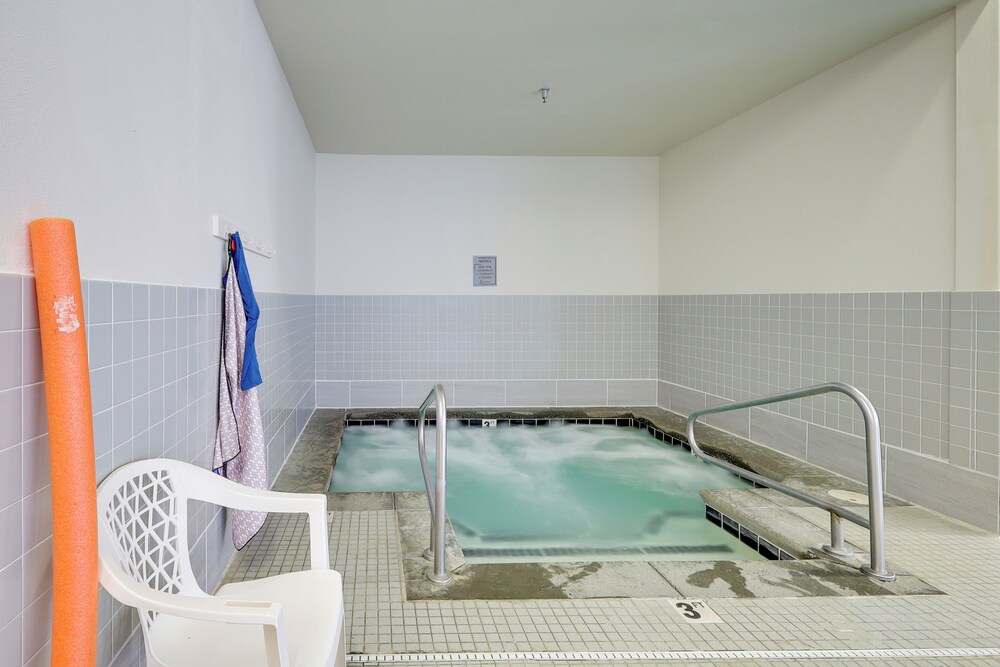 Walk to Payette Lake: Mccall Condo w/ Fireplace
