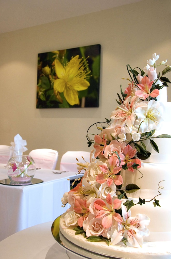 Luton Vacations - Hilton Garden Inn Luton North, United Kingdom - Property Image 39