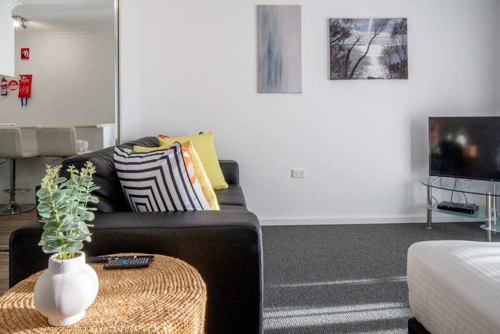 Seafront Getaway Studio, Great Location With Pool