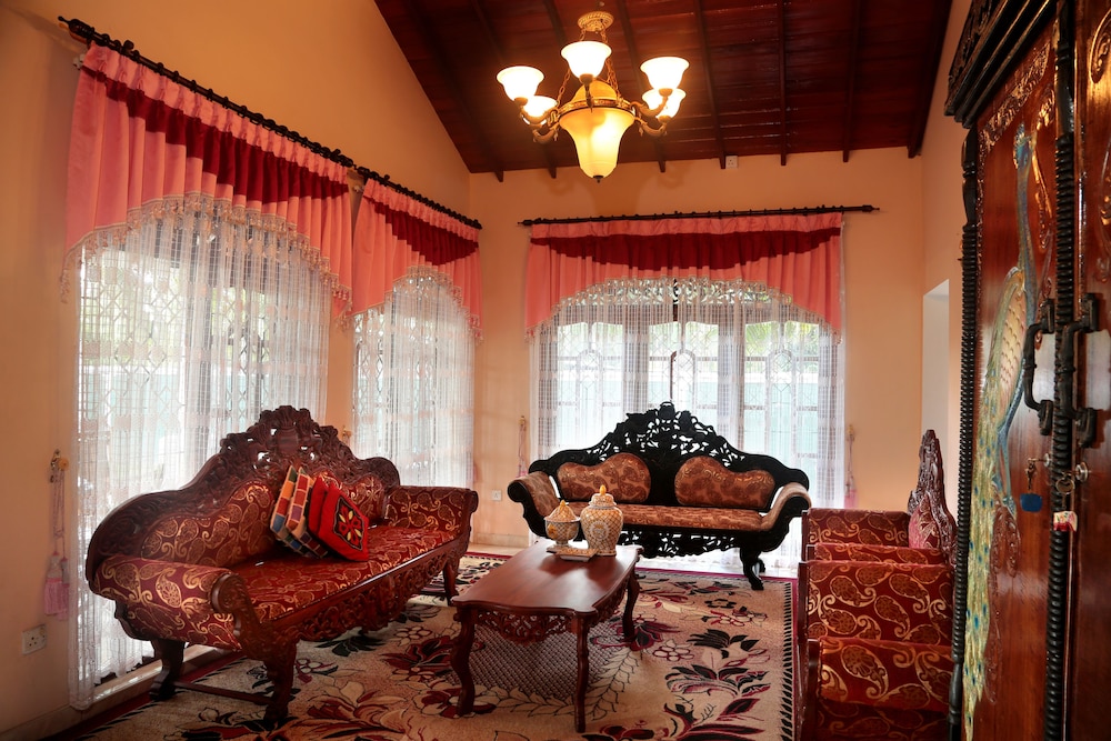 Airport Square Villa