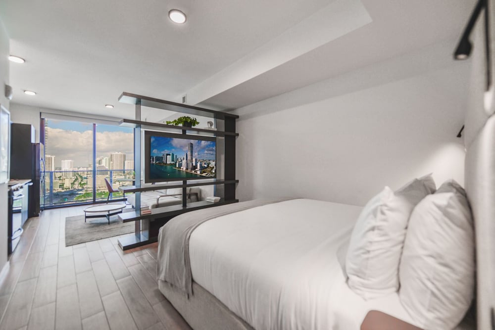Luxury apt Bay View Near Bayfront Park