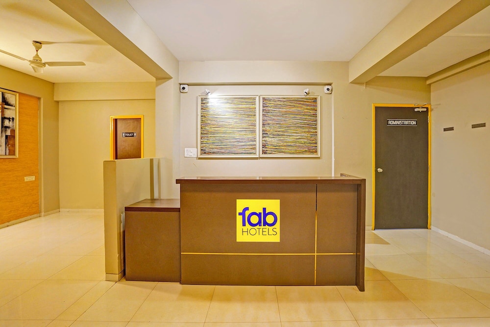 Fabhotel Charvi Reemz