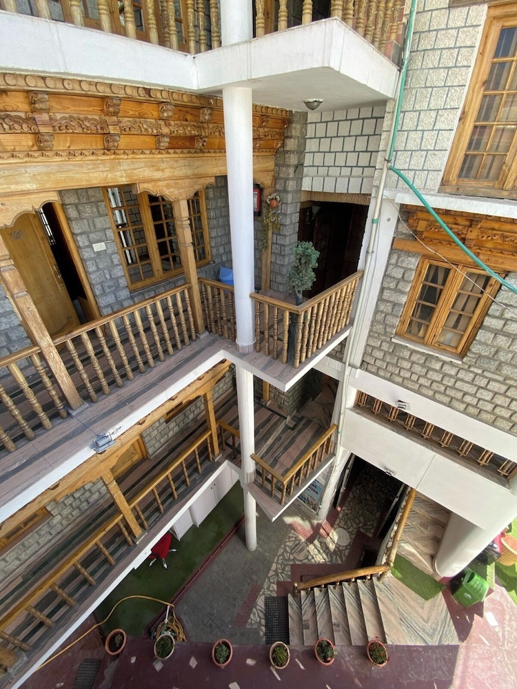 Nezer Hostel & Roof Top Cafe
