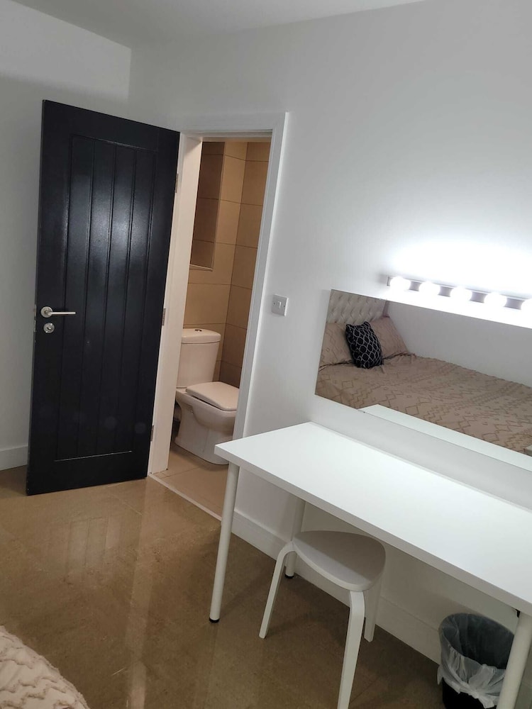 Stunning 2-bed Apartment in Manchester Built 2023 view 2