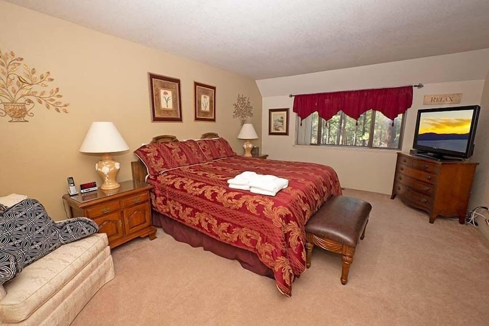 1240 Timber Lane 2 Bedroom Home by RedAwning