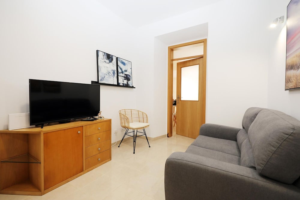 Z 02 - Bedroom 2 in Gil Vicente Guest Rooms