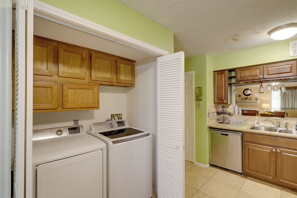 Houston Townhome 4 Mi to Airport: Central Location