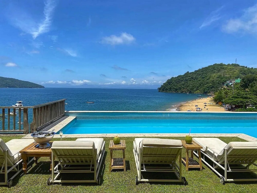 Red Beach Mansion