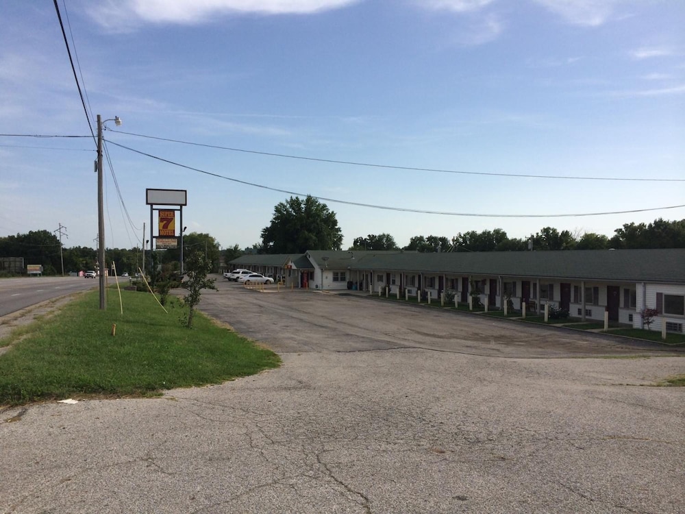 Super 7 Motel Sedalia