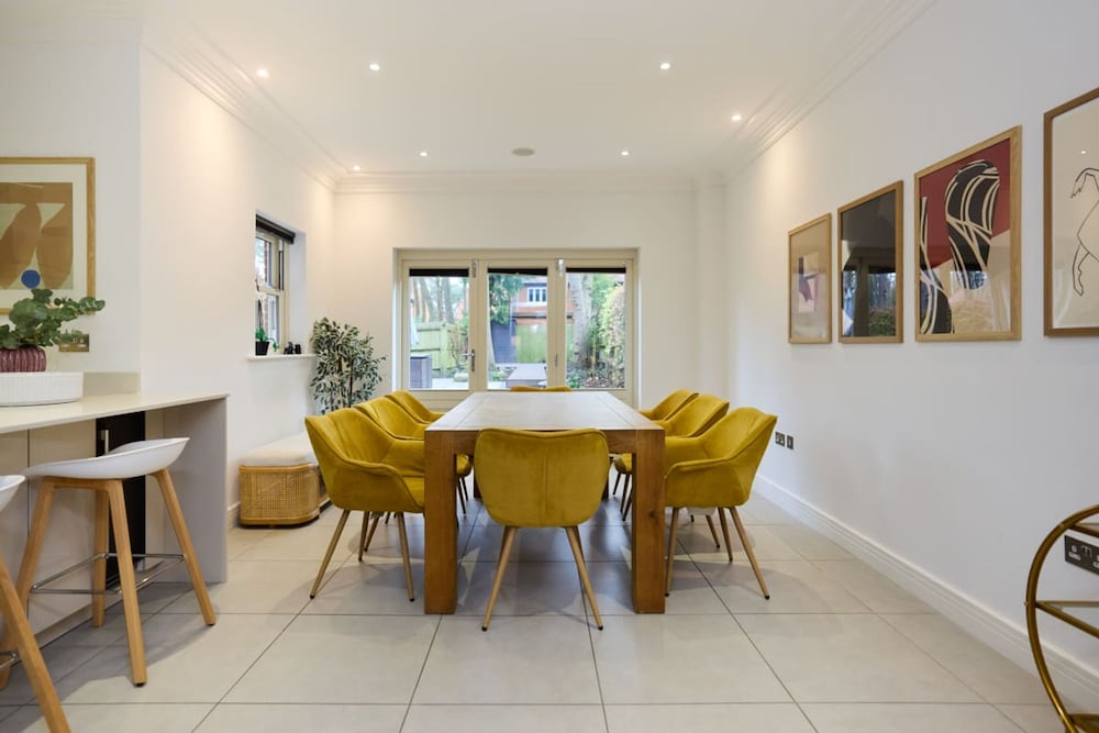 The Ascot Escape - Stylish 4bdr With Courtyard