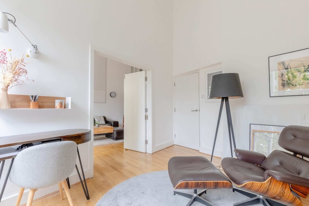 Chic 1BD Maisonette W/hot Tub, King's Cross!