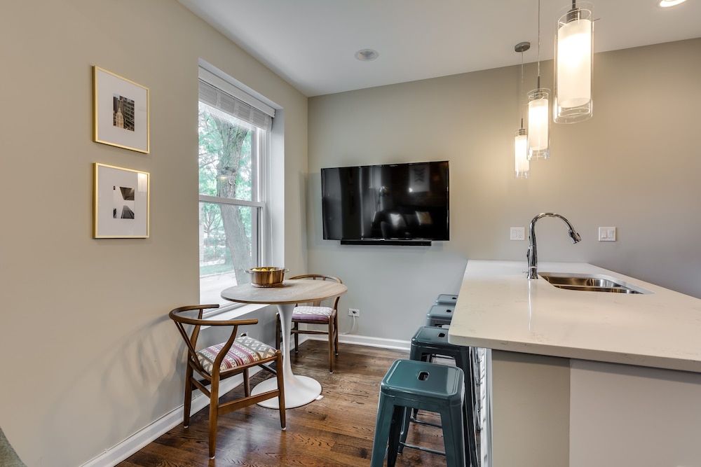Chicago Vacations - Vibrant  Stylish 4 Bed Condo near Humboldt Park by AllSet Turnover - Property Image 6