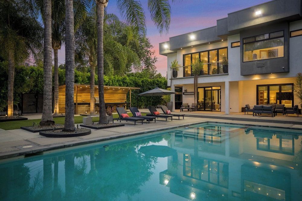 Louise Modern - Luxury Smart Estate in Encino w/ Pool, Gym & Spa