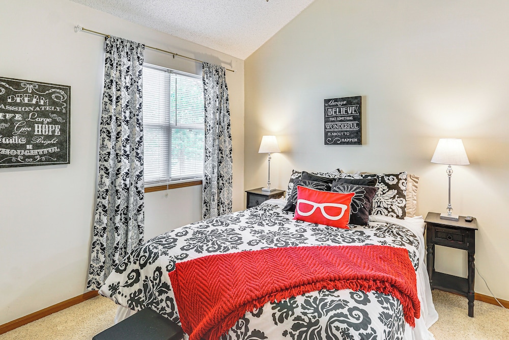 Pet-friendly Condo w/ Pool Access in Osage Beach