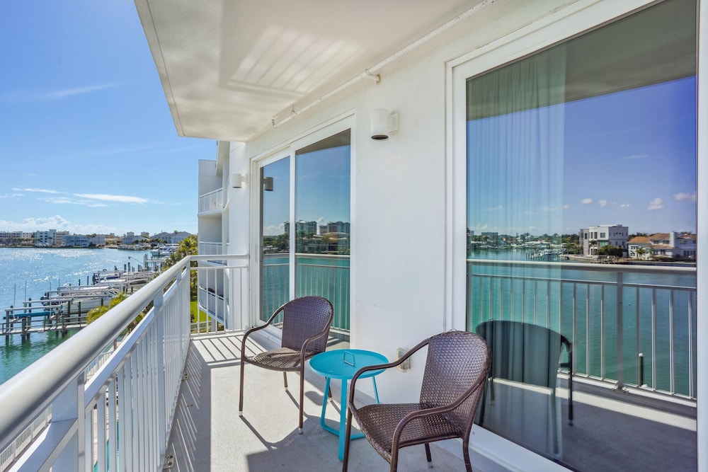 Oceana 301 East