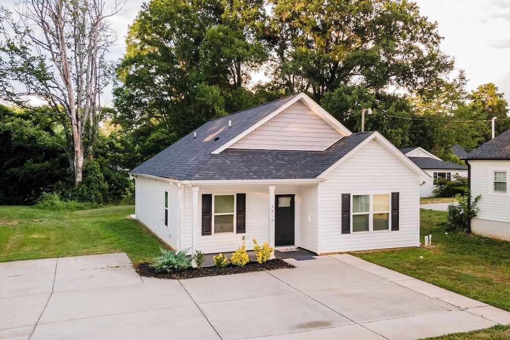 3BR Getaway Hot Tub, Games & Family Fun