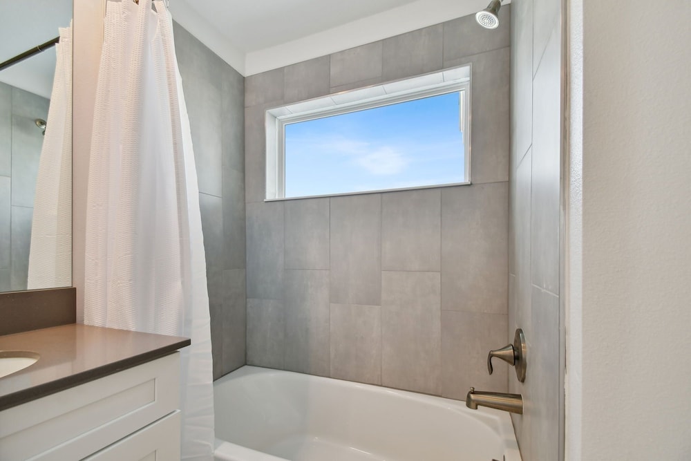 Storey Lake - Private Pool- King Bed - 4BD/3BA