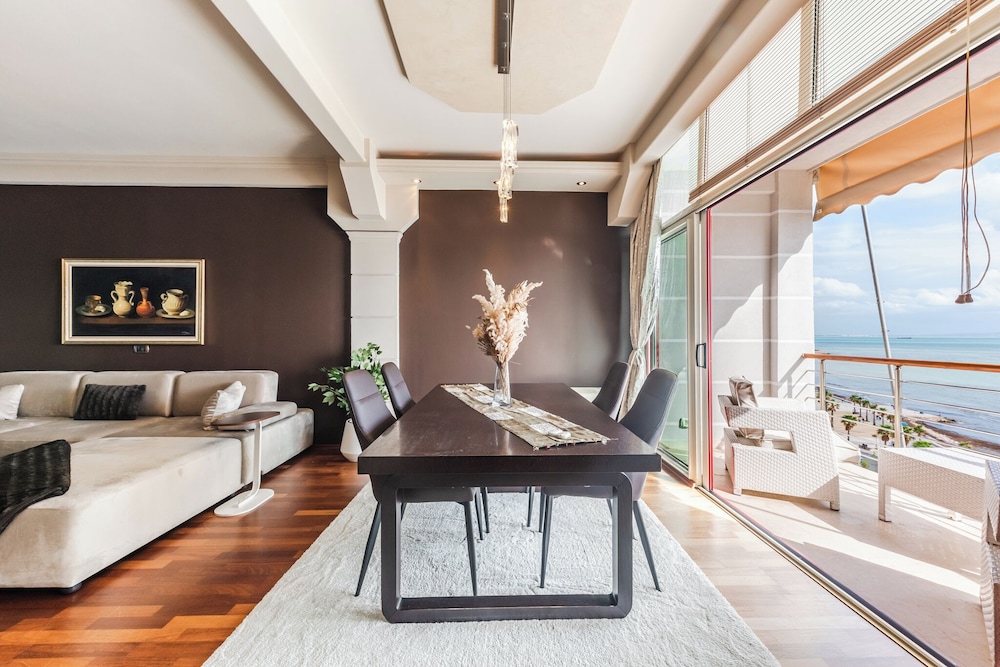 Vollga Luxury Seafront Suite