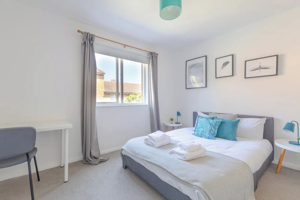 Lovely 4 Bed House w Garden, 1 Stop to Waterloo